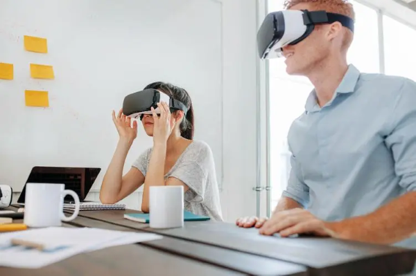 VR开发中提升用户体验的关键因素有哪些？